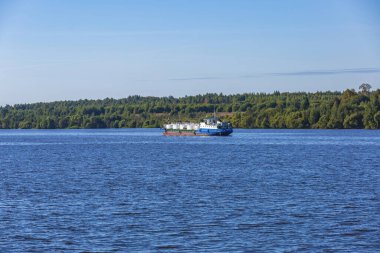 Yaroslavl bölgesi, Rusya - 11 Eylül 2021: Eski bir petrol tankeri Volga nehri boyunca orman kıyısı yakınlarında yelken açıyor