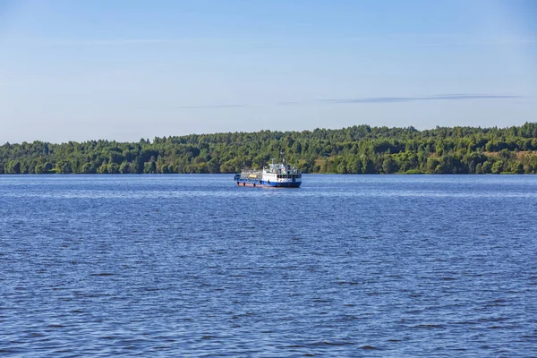 2021年9月11日 一艘旧油轮沿着伏尔加河在森林海岸附近航行 — 图库照片