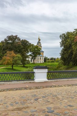 Uglich, Rusya - 11 Eylül 2021: Kazan Ortodoks Kilisesi 'nin dışı. 1814 'te Barok tarzında inşa edilmiş.