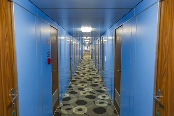 2021年9月11日 在俄罗斯莫斯科 费利克斯 泽林斯基号游轮内 设有客舱的走廊 — 图库照片