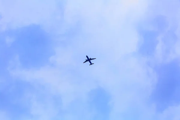 Ευρυγώνιο Αεροσκάφος Πολιτικής Αεροπορίας Που Πετά Στον Γραφικό Ουρανό — Φωτογραφία Αρχείου