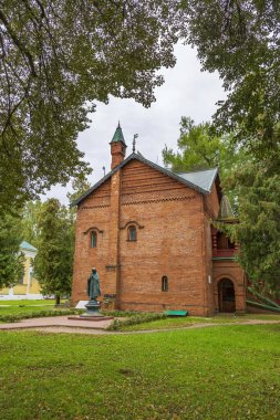 Uglich, Rusya - 11 Eylül 2021: soylu saray ve odaların tuğla cephesi. 1480 'de inşa edilmiş. Kültürel miras objesi