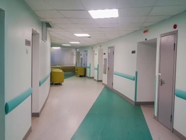 Yeni yenilenmiş bir hastanede insanların olmadığı parlak bir koridor.