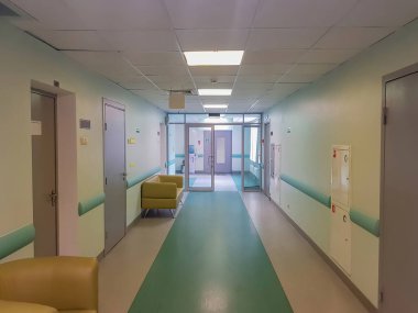 Yeni yenilenmiş bir hastanede insanların olmadığı parlak bir koridor.