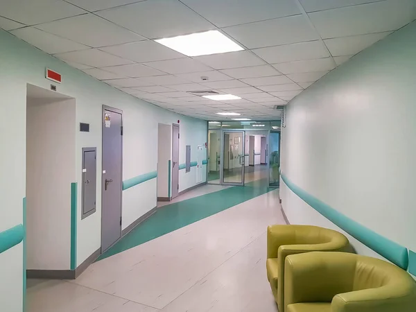 一个明亮的走廊没有人在新翻修的医院里 — 图库照片