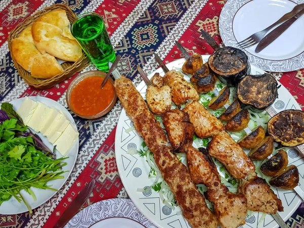 Juicy Fried Pieces Meat Vegetables Skewers Table Served Fresh Herbs — Stock Photo, Image