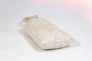 Ev kokusu için ahşap halkalı gri tuvalden yapılmış küçük bir koku torbası.