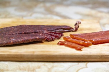 Geleneksel sosis sudjuk. Hayvan bağırsağında tütsülenmiş et ve yağ parçalarından korunmuş.