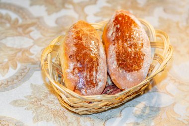 Hasır bir tabakta nefis ev yapımı hamur turtası.