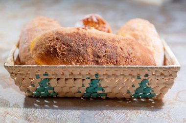 Hasır bir tabakta nefis ev yapımı hamur turtası.