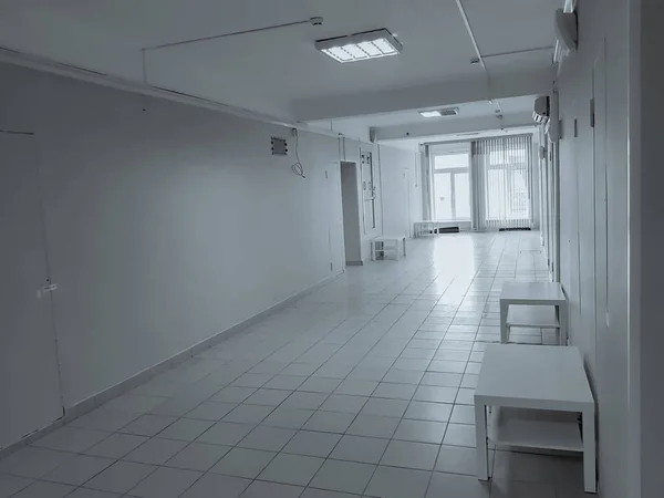 小さな病院の廊下のタイル張りの床と窓 — ストック写真