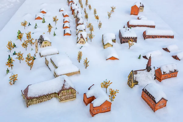 旧城模型上的小房子被厚厚的一层雪覆盖着 — 图库照片