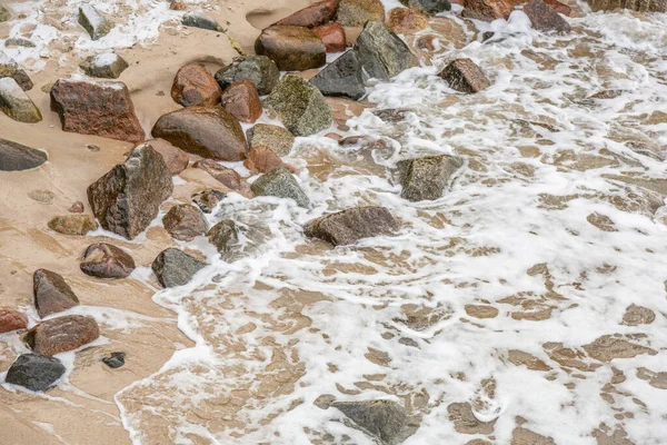 Природные Большие Камни Морские Волны Песчаном Пляже — стоковое фото