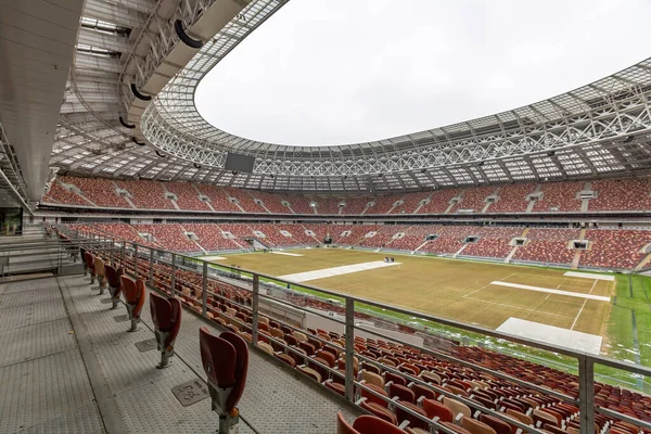 Moskova, Rusya - 14 Mart 2021 Olimpiyat kompleksi Luzhniki 'nin büyük spor arenasında. 1956 'da açılmış. 2018 FIFA Dünya Kupası için yapılan 2014-2017 küresel yeniden yapılanma