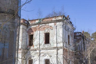 Gündüz vakti terk edilmiş eski bir taş binanın yıkılmış cephesinin bir parçası.