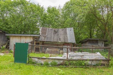 Uzak bir köydeki terk edilmiş eski bir kırsal binanın yıkılmış yüzünün bir parçası.