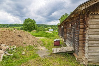 Uzak bir köydeki terk edilmiş eski bir kırsal binanın yıkılmış yüzünün bir parçası.