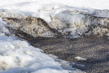 Toprak ve toprakla eriyen kirli karların desenli yüzeyi