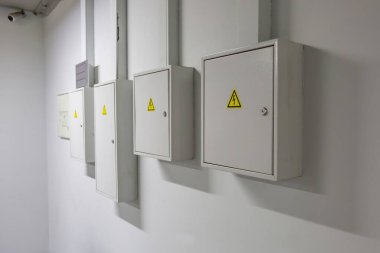 Elektrik şoku tehlikesinin üçgen sarı işareti.