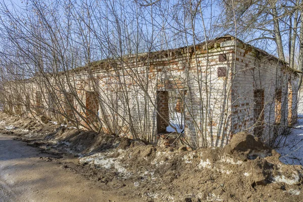 昼間に放棄された古い石造りの建物の廃墟のファサードの一部 — ストック写真