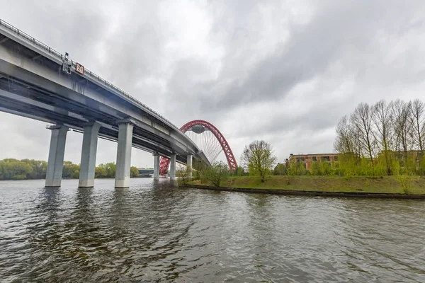 Moskva Ryssland Maj 2021 Zhivopisnybron Klarröd Kabelkonstruktion Över Moskvafloden Molnigt — Stockfoto