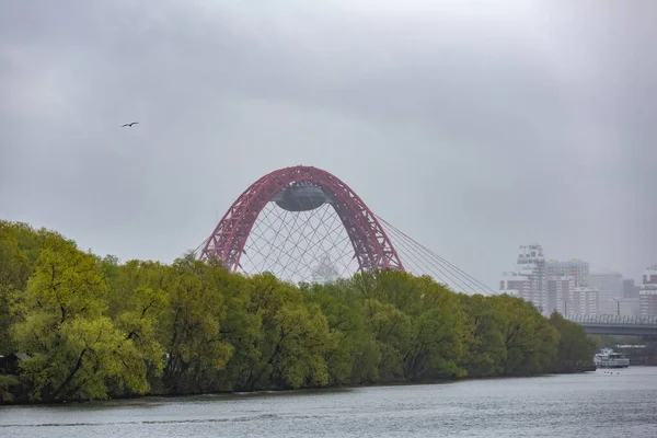 Moscou Rússia Maio 2021 Ponte Zhivopisny Uma Estrutura Vermelha Brilhante — Fotografia de Stock