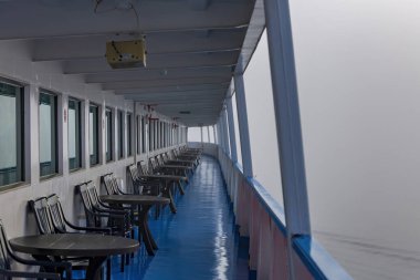 İnsansız büyük bir yolcu gemisinin yolcu güvertesi.