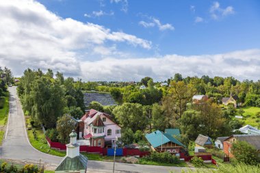 Mozhaysk, Rusya - 4 Eylül 2021: Tepeden eski bölgeye panoramik manzara