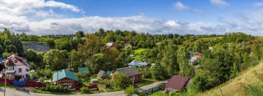 Mozhaysk, Rusya - 4 Eylül 2021: Tepeden eski bölgeye panoramik manzara