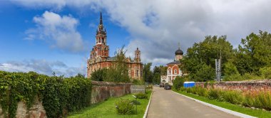 Mozhaysk, Rusya - 4 Eylül 2021: Ortodoks Novo-Nikolsky Katedrali 'nin dışı. 19. yüzyılın başlarında Rus gotiği. Kültür Mirası Bölgesi