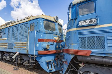 Moskova, Rusya - 14 Ağustos 2021: nadir bulunan Sovyet retro elektrikli lokomotifi. Rizhskaya istasyonundaki RZD demiryolu araçlarının sergi alanı
