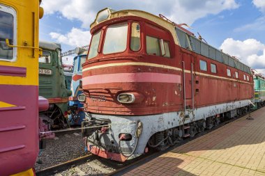 Moskova, Rusya - 14 Ağustos 2021: nadir bulunan Sovyet retro elektrikli lokomotifi. Rizhskaya istasyonundaki RZD demiryolu araçlarının sergi alanı