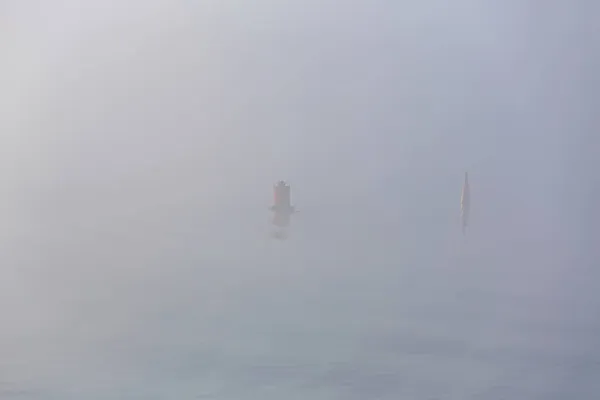 Спокойная Водная Поверхность Реки Железный Навигационный Буй — стоковое фото