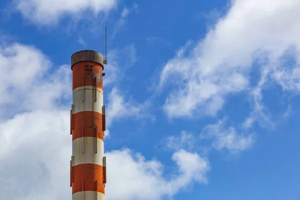 Bulutlu Arka Planda Endüstriyel Fabrikanın Çizgili Metal Borusu — Stok fotoğraf