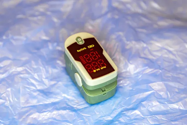 Kompakt Plast Pulsoximeter Medicinsk Diagnostisk Utrustning För Icke Invasiv Mätning — Stockfoto