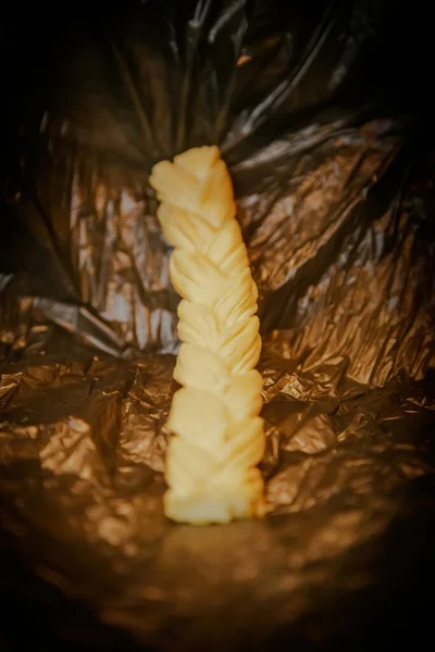 Kalın Bir Örgüye Örülmüş Sulu Füme Peynir Lifleri Servis Etmeye — Stok fotoğraf