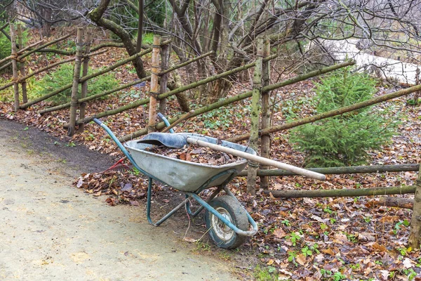 在花园和后院搬运建筑材料用的铁轮推车 — 图库照片