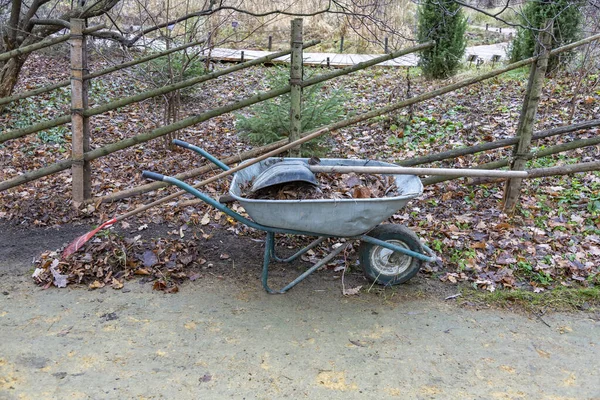 在花园和后院搬运建筑材料用的铁轮推车 — 图库照片