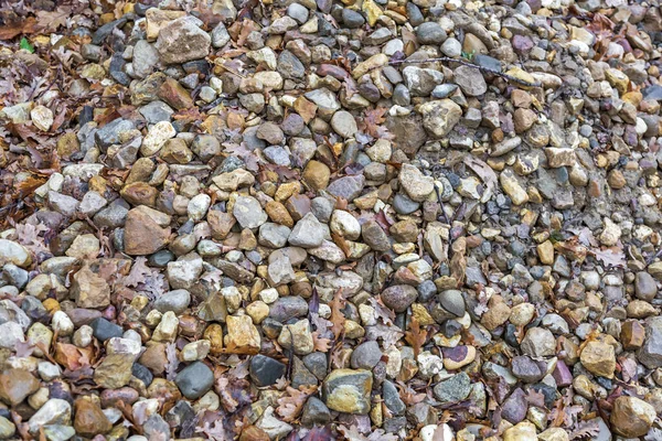 Куча Грубых Камней Смешанных Опавшими Осенними Листьями Строительной Площадке — стоковое фото