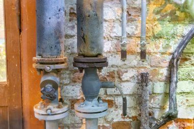 İklim koşullarını korumak için seranın boru hattı ve su tedarik sisteminin bir parçası