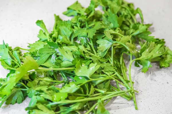 新鮮な緑のパセリの束は 食品サプリメントのためのキッチンで乾燥させます — ストック写真