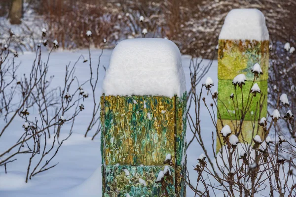 Dekorativ Sten Konst Kolumn Vinterpark Täckt Med Ett Tjockt Lager — Stockfoto