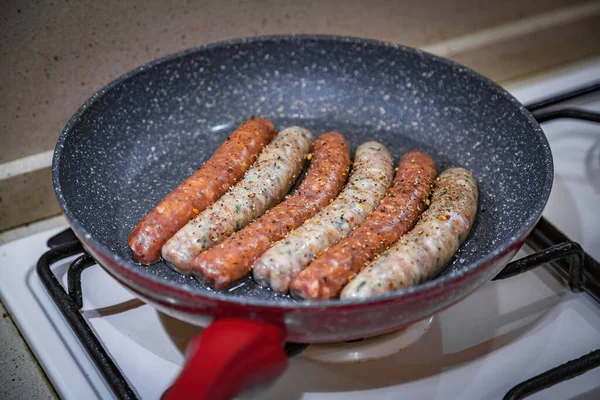 Természetes Húsból Fűszerekből Készült Lédús Kolbászok Sütésre Készek — Stock Fotó