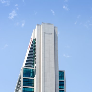 modern gökdelen yapılmış çelik ve cam