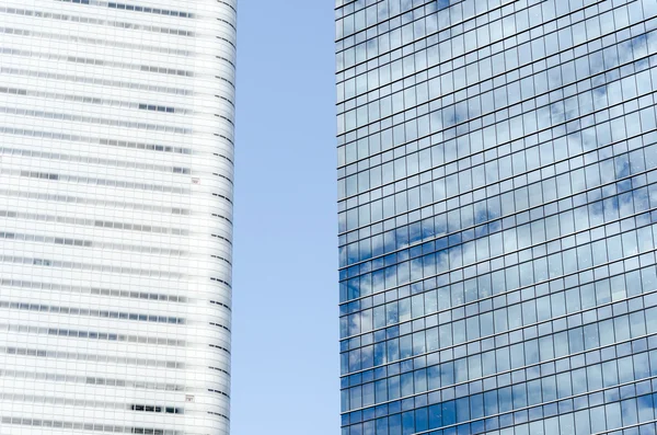 Rascacielos moderno de acero y vidrio — Foto de Stock