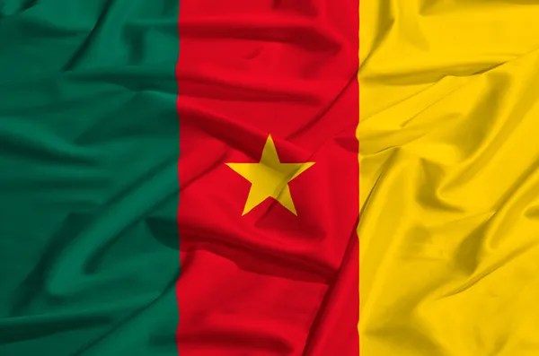 Cameroun vlag op een zijden gordijn zwaaien — Stockfoto