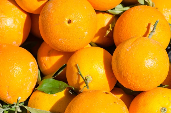 ファームの市場で机の上のオレンジ — ストック写真