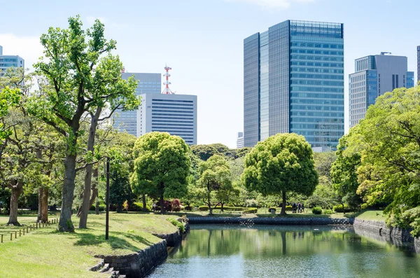 Wolkenkrabbers en Japanse tuin in Tokio — Stockfoto
