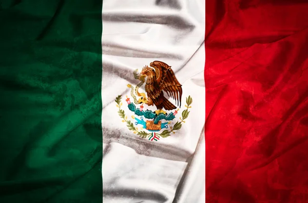 Прапор Мексики гранж на шовкові драпірування розмахуючи — стокове фото