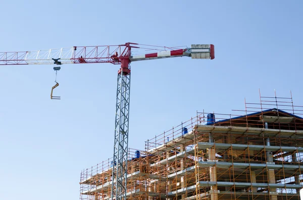 House exterior in construction and crane — Stock Photo, Image